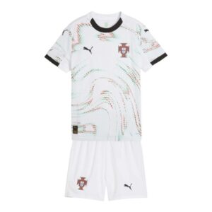 Kit Infantil Seleção Portugal II 25/26 - Puma - Branco com detalhes em verde e vermelho